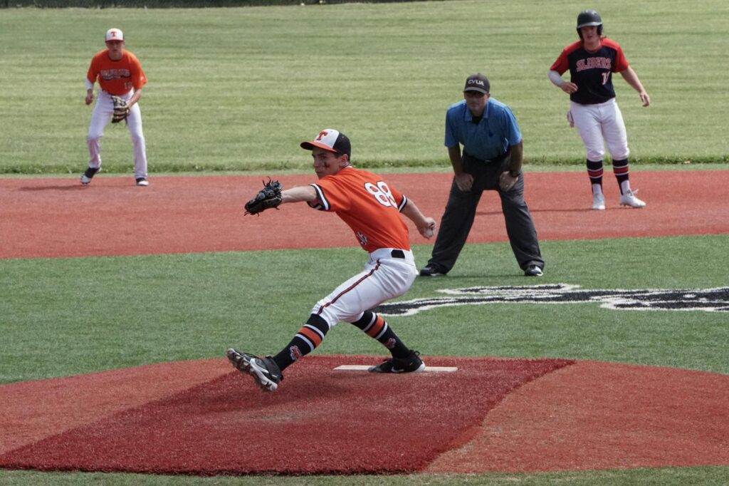 baseball pitcher throwing