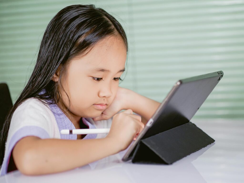 child using tablet privacy