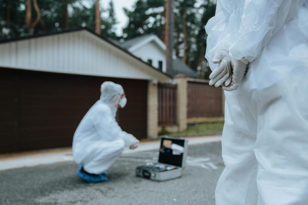 forensic psychologist analyzing crime scene
