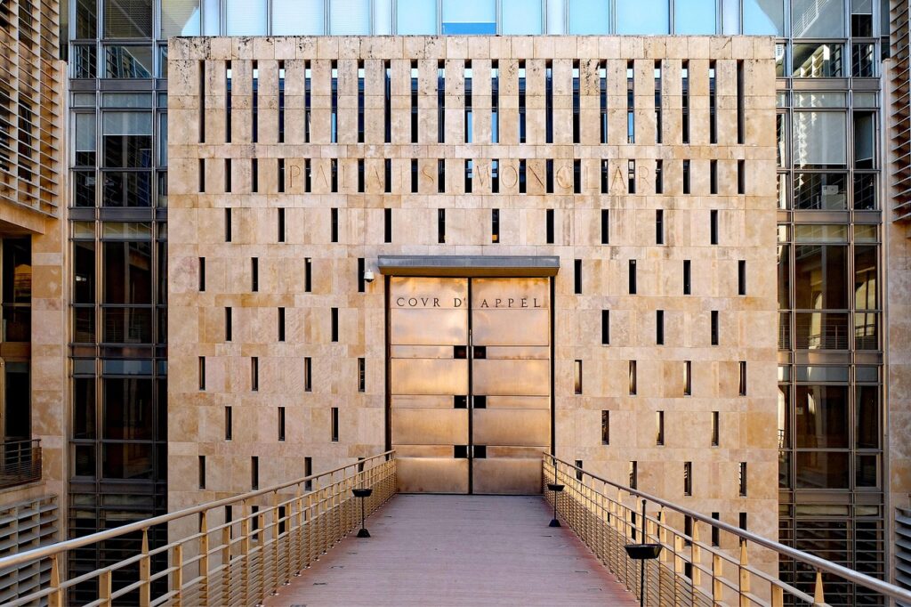 justice scales gavel courthouse